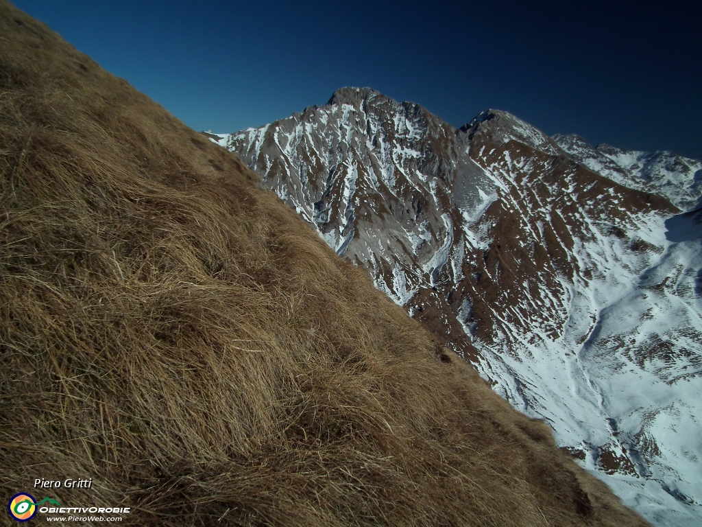 27 compare sull'altro versante Cima Valmora.JPG